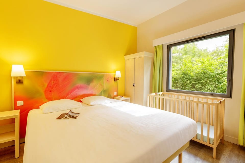 Bed, Day, Summer, Photo of the whole room, Bedroom