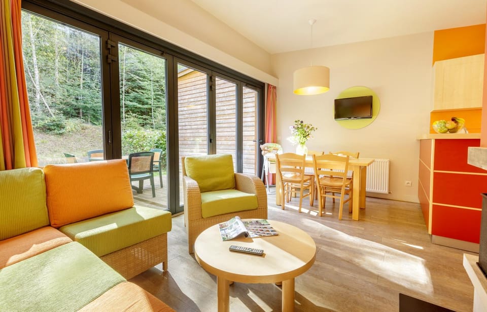Day, Summer, TV and multimedia, Balcony/Terrace, Living room, Seating area, Dining area