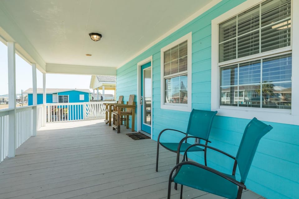 Blue Haven - Cozy, Cute, Just a Skip to the Shore! House in Surfside Beach