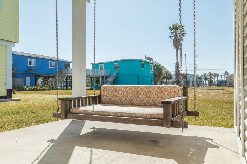 Blue Haven - Cozy, Cute, Just a Skip to the Shore! House in Surfside Beach