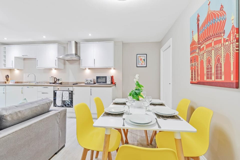 Kitchen or kitchenette, Seating area, Dining area