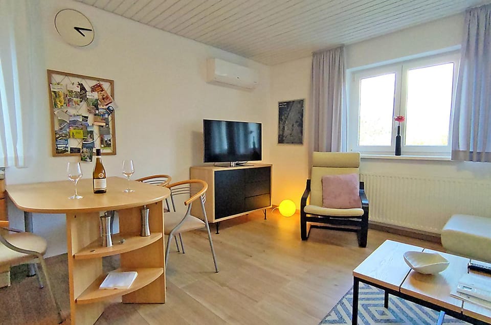 TV and multimedia, Living room, Seating area, Dining area, air conditioner
