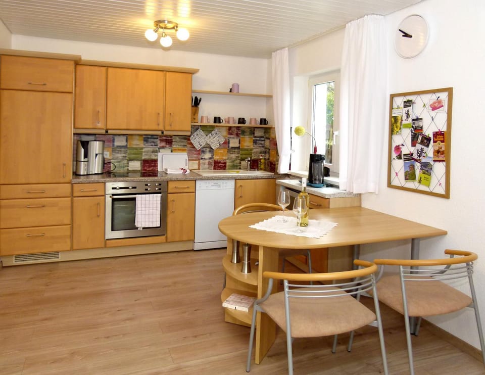 Kitchen or kitchenette, Dining area, dishwasher, minibar, stove