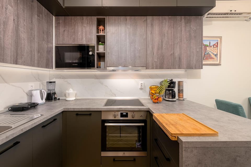 Coffee/tea facilities, microwave, oven, stove, kitchen