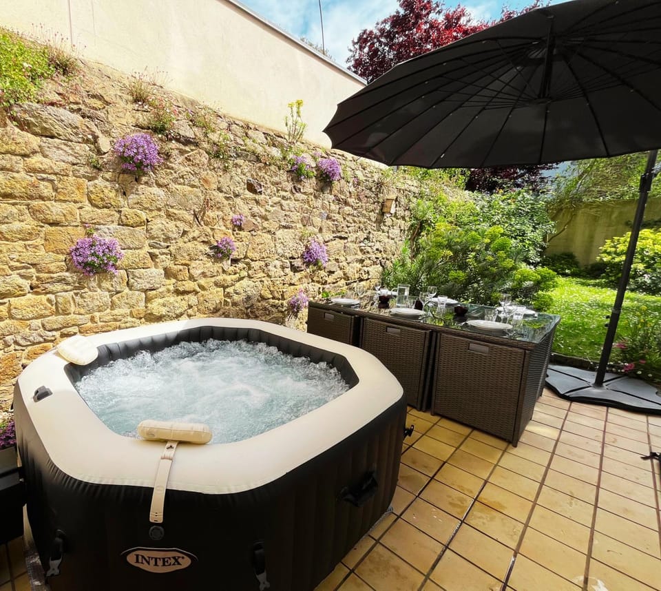 Patio, Day, Natural landscape, Garden, Hot Tub, Hot Tub, Garden view