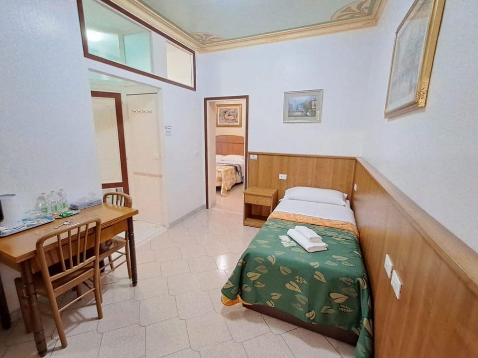 Bed, Living room, Photo of the whole room, Seating area, Dining area, Bedroom, towels, air conditioner