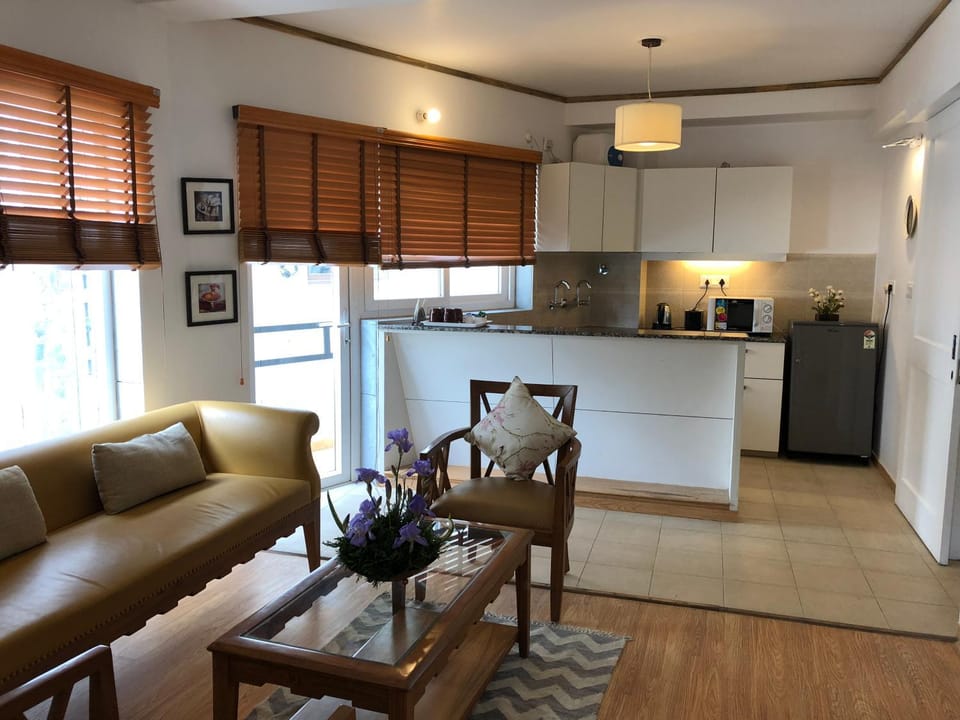 Seating area, Breakfast