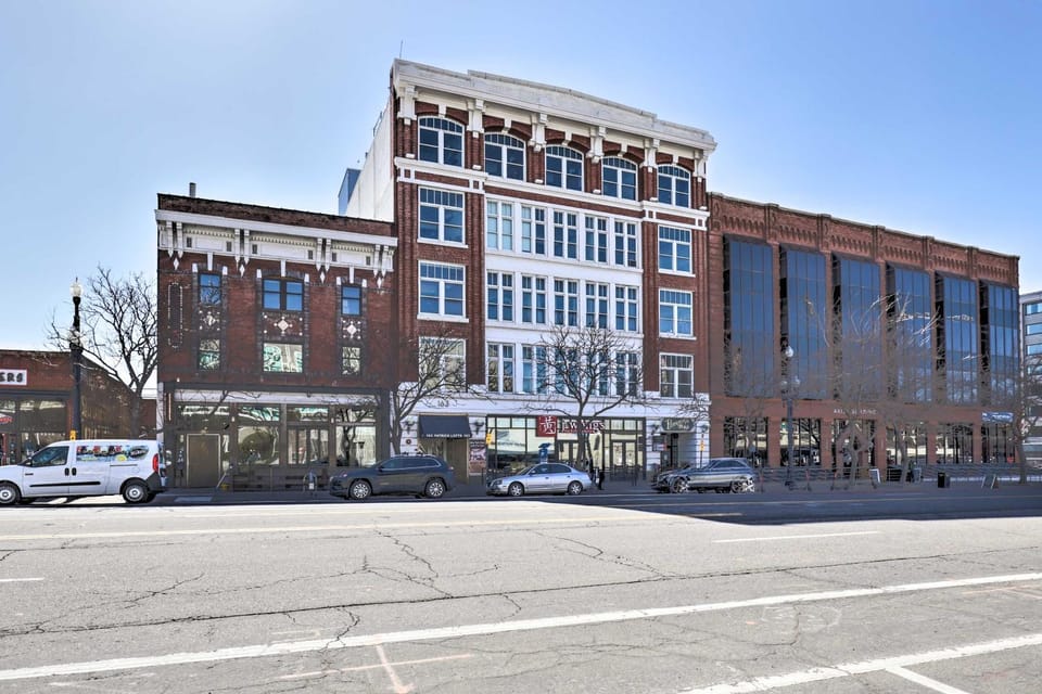Walk to Shops! SLC Dtwn Studio Loft w/ Patio House in Salt Lake City