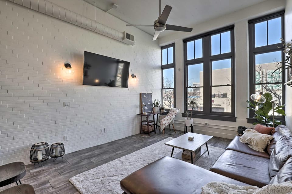 Walk to Shops! SLC Dtwn Studio Loft w/ Patio House in Salt Lake City