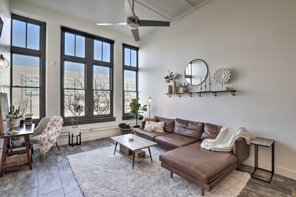 Walk to Shops! SLC Dtwn Studio Loft w/ Patio House in Salt Lake City