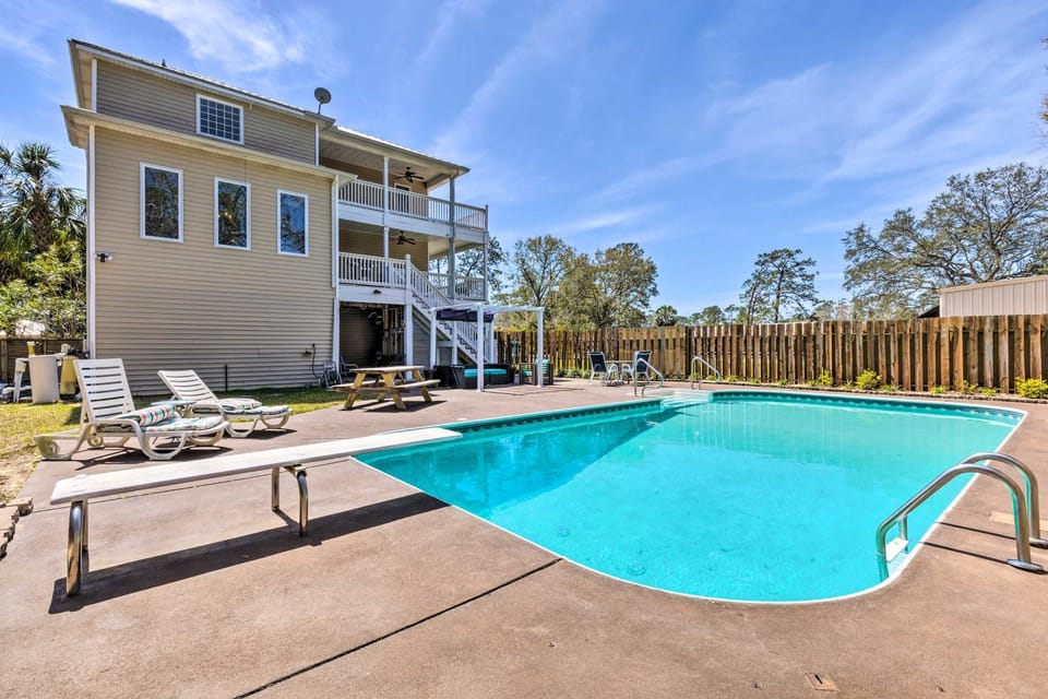 Gulf Shores Family Getaway! River View w/ Pool House in Alabama