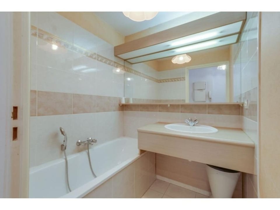 Appartement Studio Cabine à Fréjus, Piscine, Plage à 500m, Clim, Parking, Terrasse, 4 Couchages - FR-1-226A-110 Cabin in Fréjus