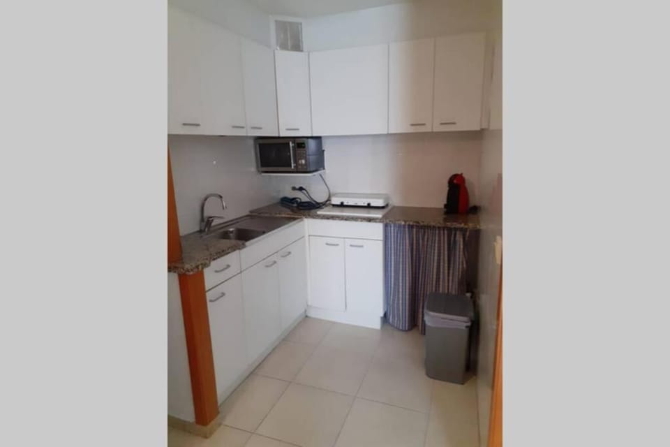 Kitchen or kitchenette, minibar, stove