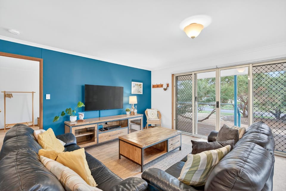 Communal lounge/ TV room, TV and multimedia, Living room, Seating area, Evening entertainment