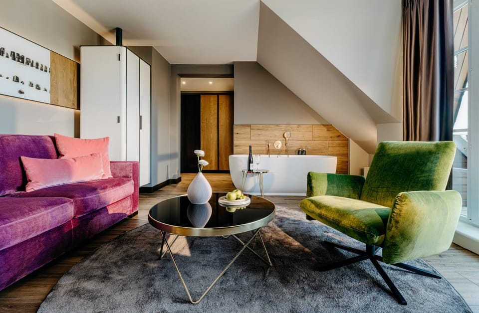 Coffee/tea facilities, Living room, Photo of the whole room, Seating area, Bath, safe