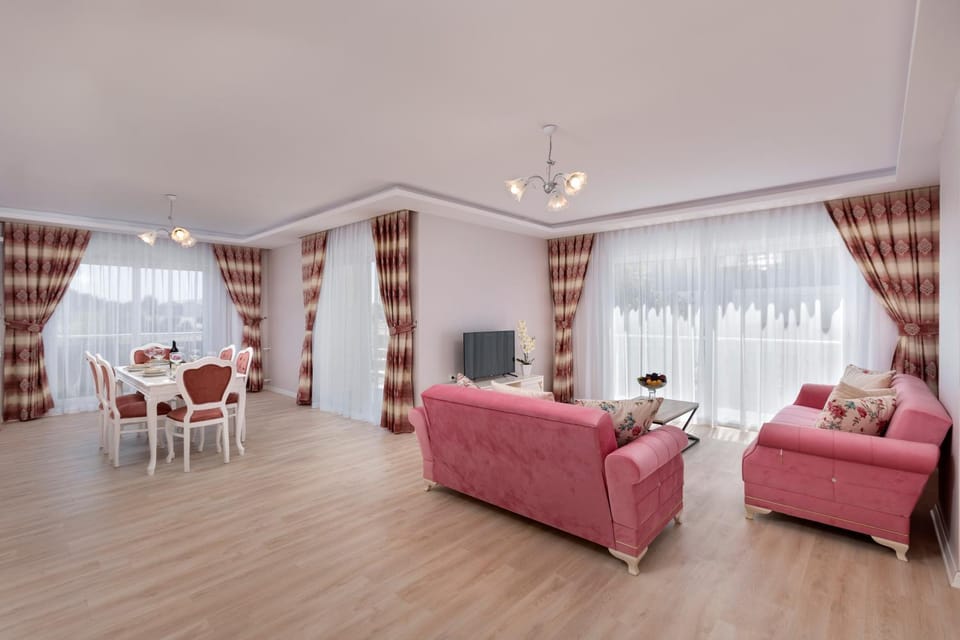 Communal lounge/ TV room, TV and multimedia, Living room, Seating area, Dining area, Evening entertainment