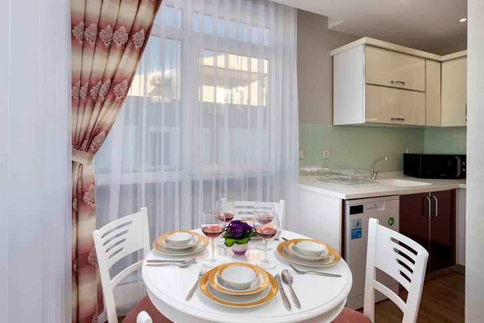 Kitchen or kitchenette, Dining area