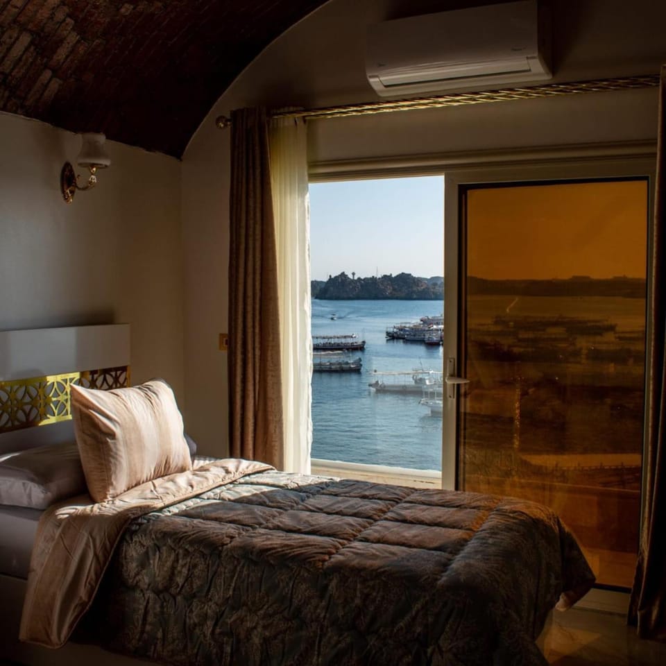 Bedroom, River view
