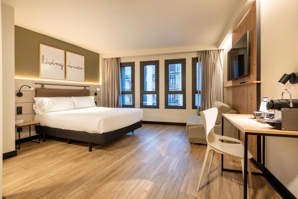 Bed, TV and multimedia, Photo of the whole room