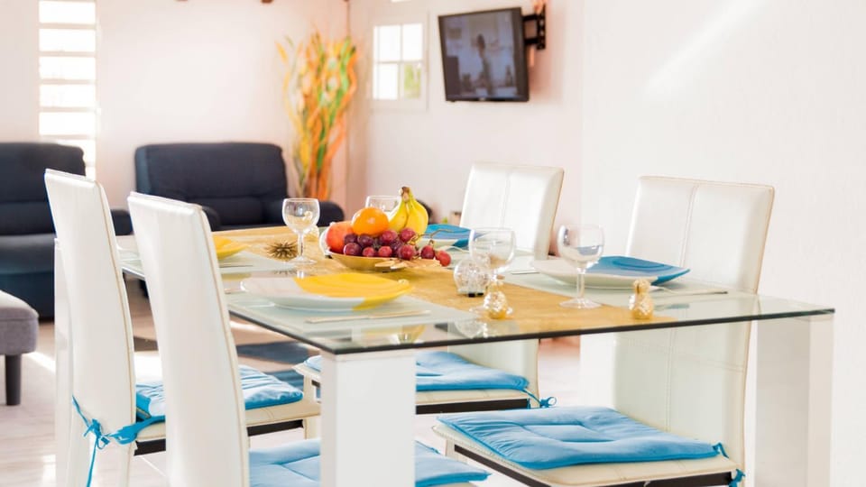 Dining area, Food