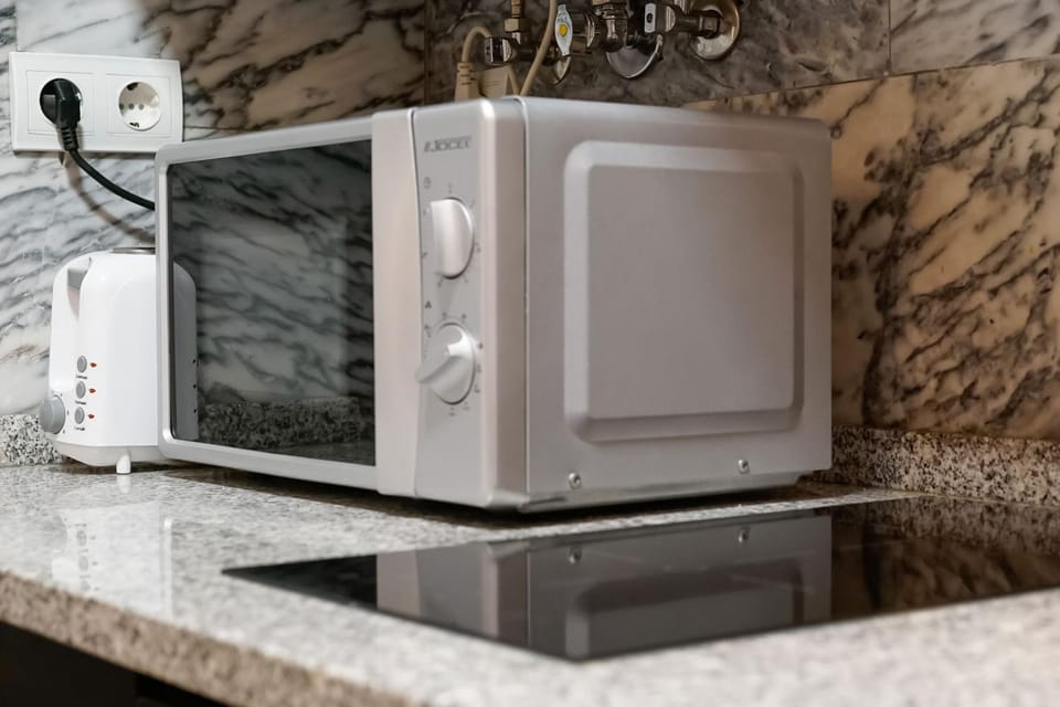 Kitchen or kitchenette, minibar