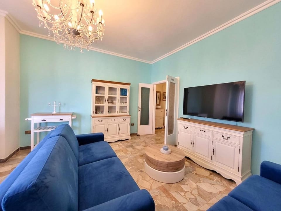 TV and multimedia, Living room, Evening entertainment