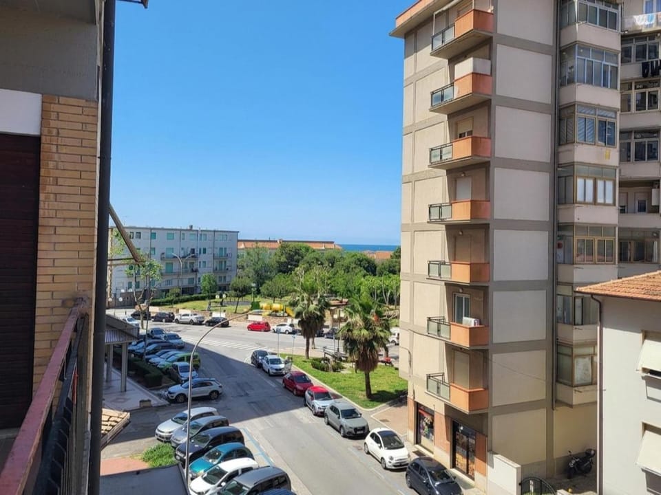 Property building, Neighbourhood, City view, Street view, Location, Parking
