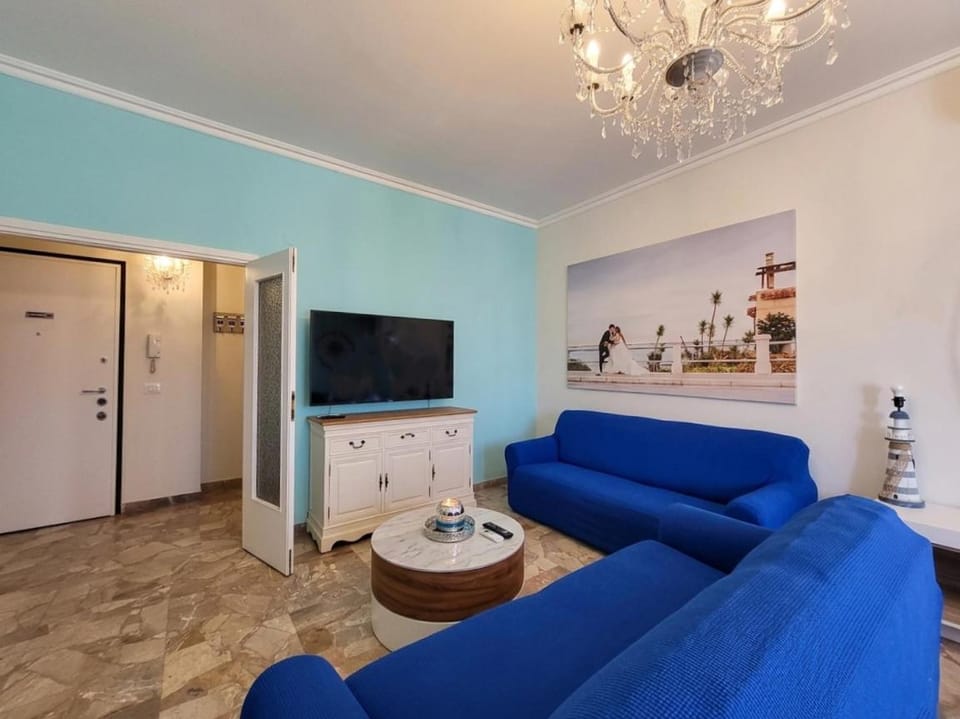 TV and multimedia, Living room, Evening entertainment