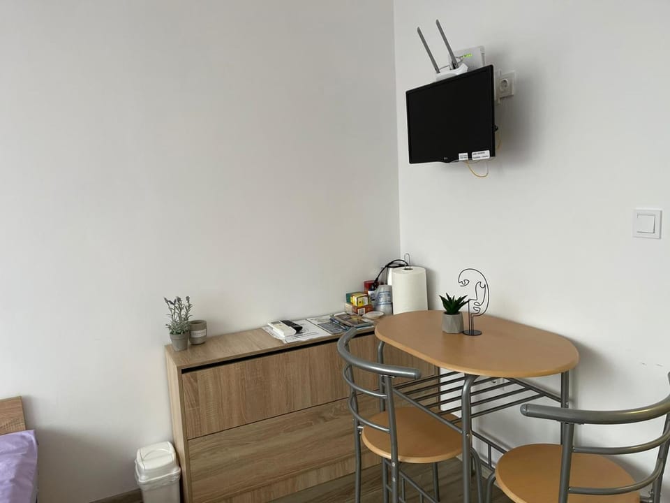 Communal lounge/ TV room, TV and multimedia, Coffee/tea facilities, Dining area