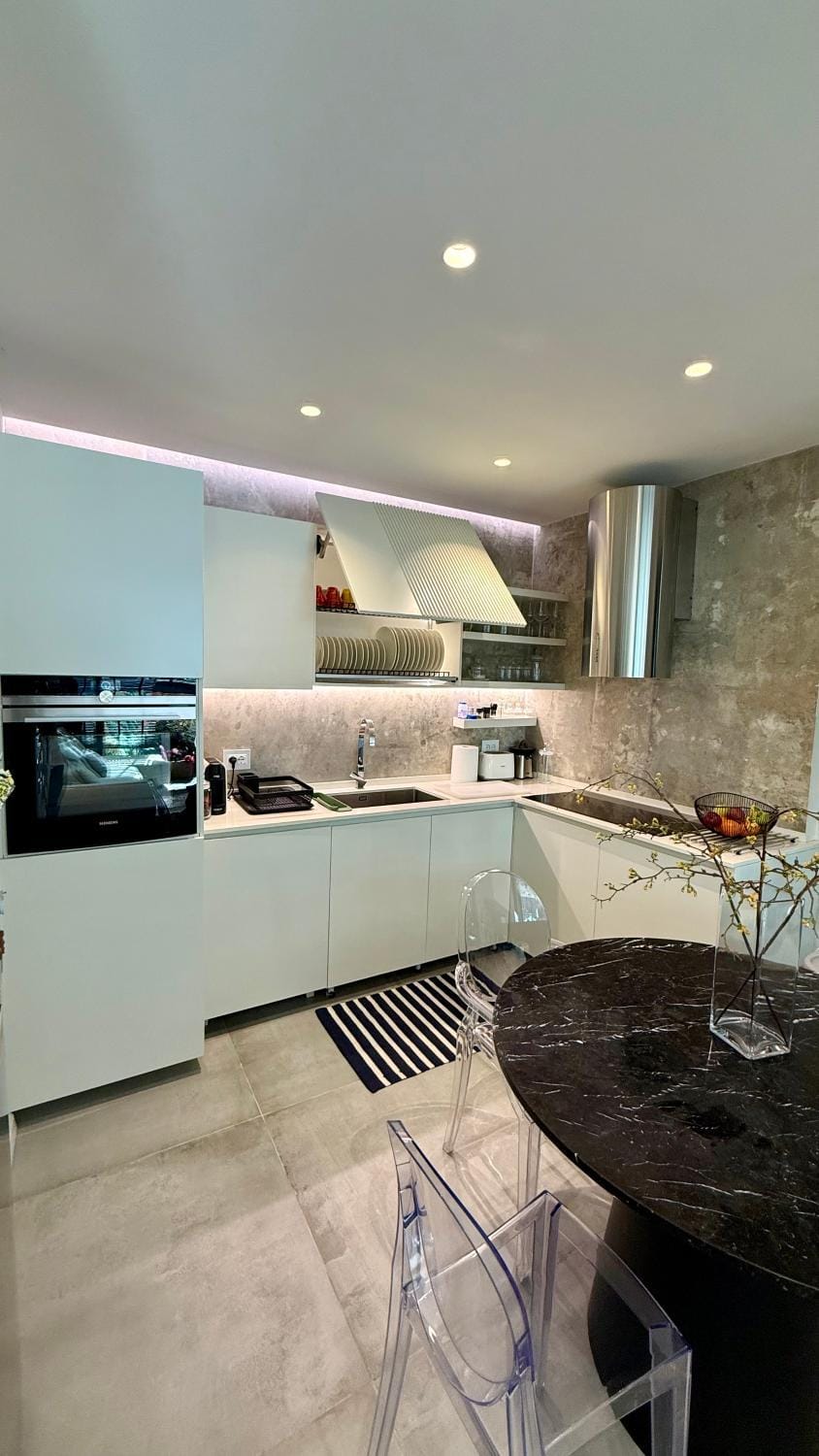 Kitchen or kitchenette, Dining area