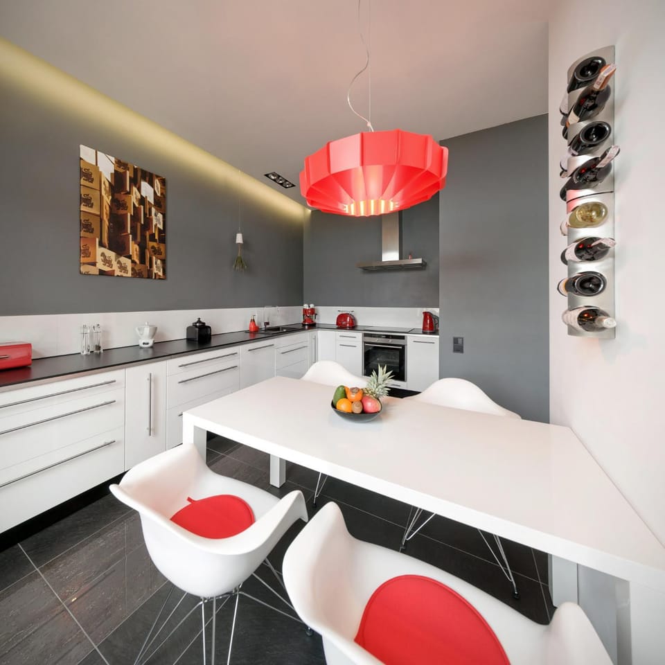 Kitchen or kitchenette, Dining area
