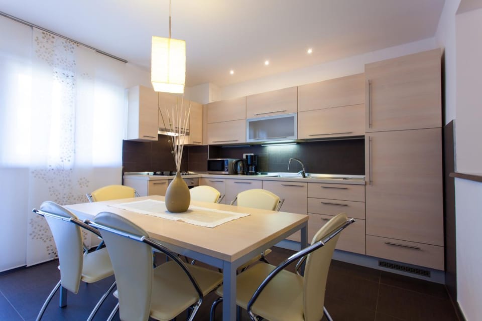 Kitchen or kitchenette, Dining area