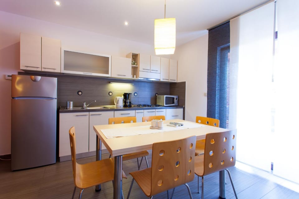 Kitchen or kitchenette, Dining area