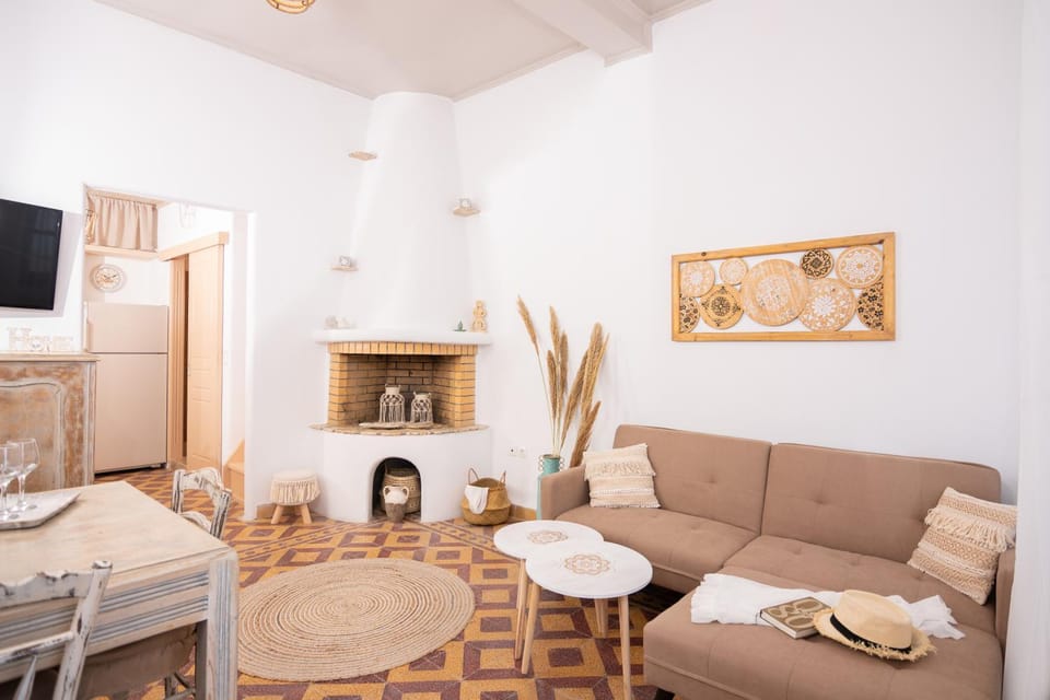 TV and multimedia, Living room, Decorative detail, Seating area, Dining area, Dinner, flat iron
