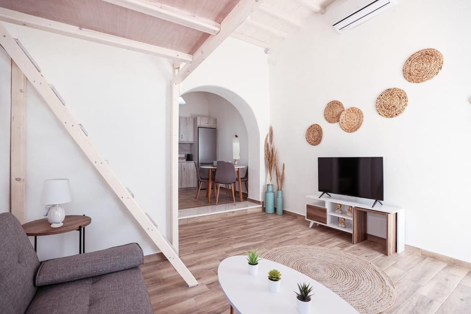 TV and multimedia, Living room, Decorative detail, Seating area, air conditioner
