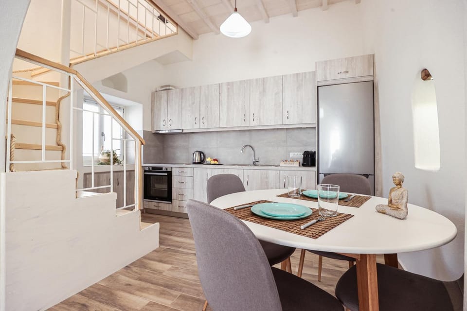 Coffee/tea facilities, Kitchen or kitchenette, Living room, Food and drinks, Seating area, Dining area, cot, concierge, pet friendly, stove