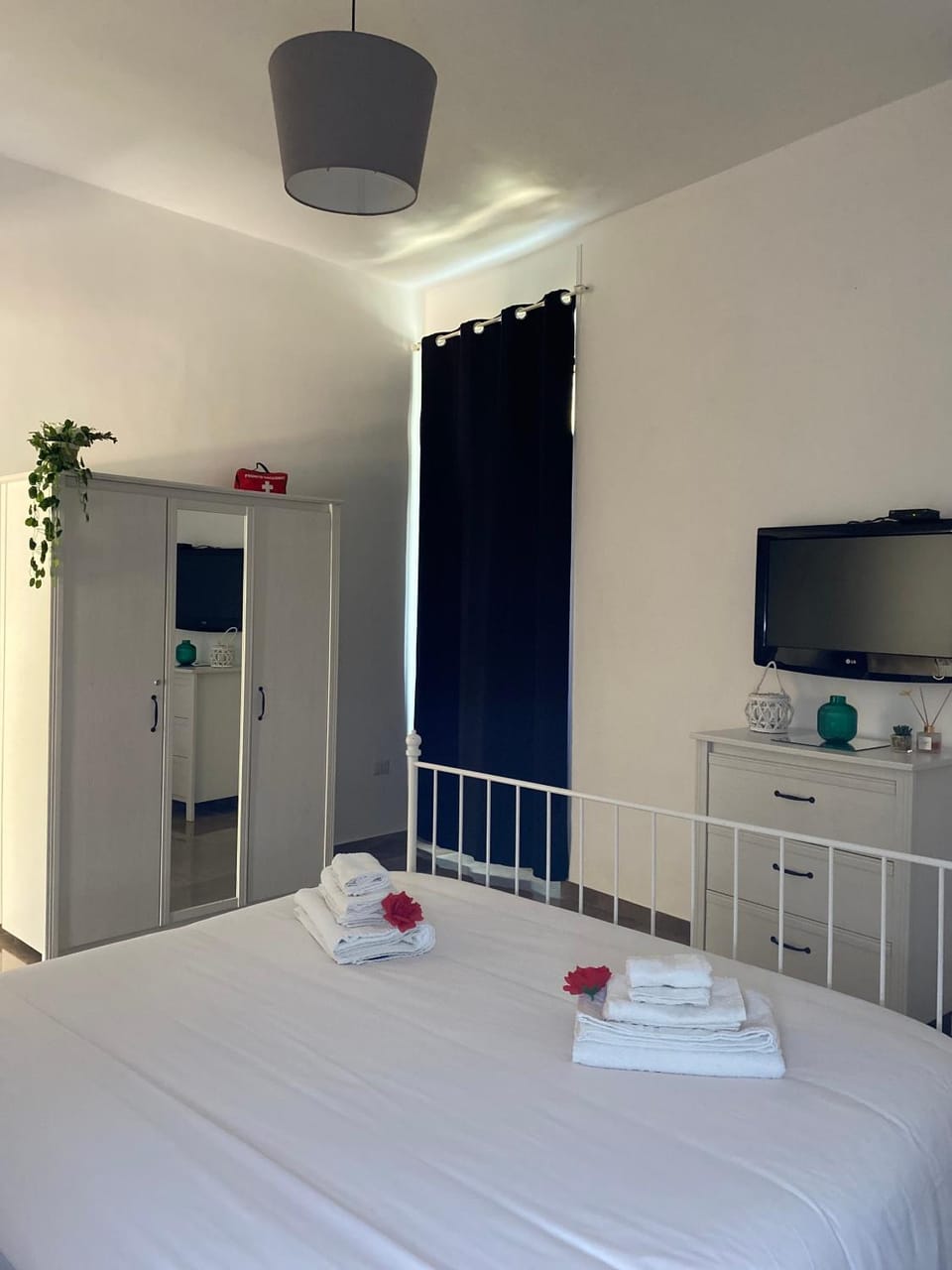 Bed, Photo of the whole room, Bedroom, towels