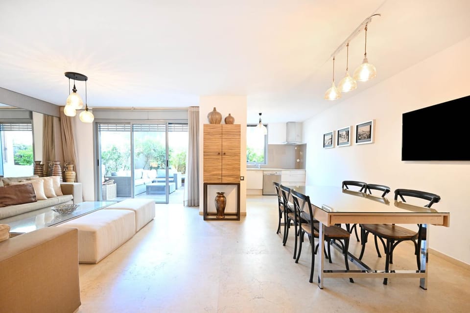 TV and multimedia, Living room, Seating area, Dining area