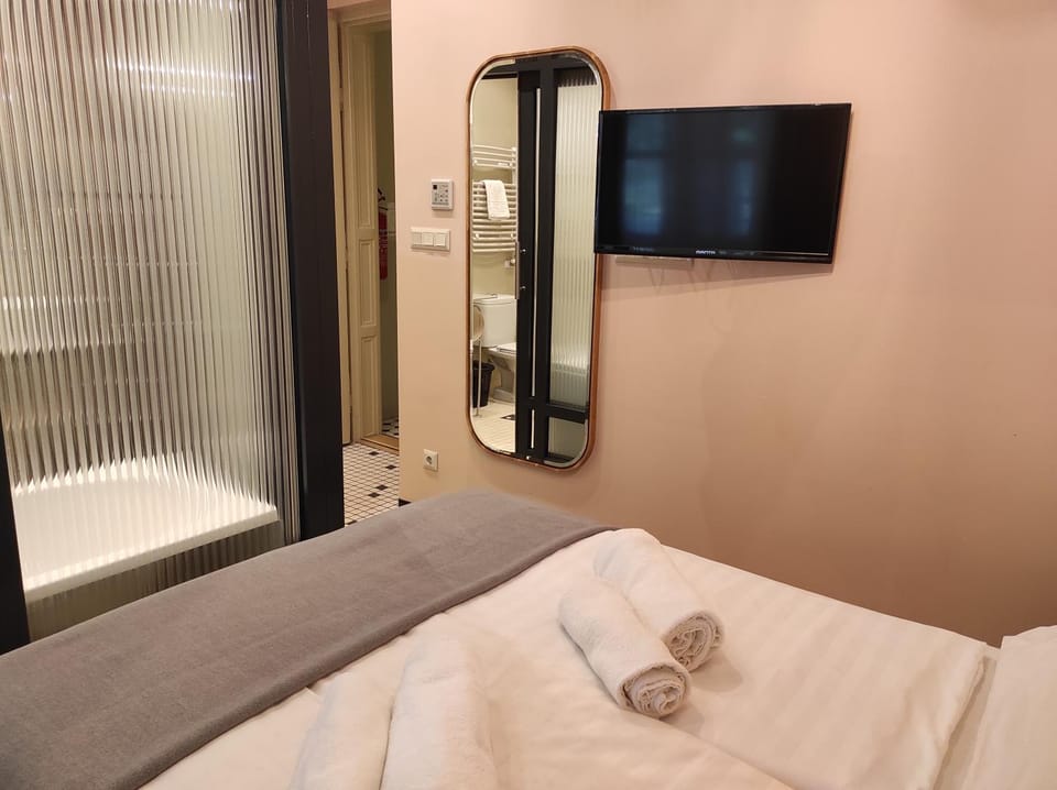 Bed, TV and multimedia, Photo of the whole room, Bedroom, towels