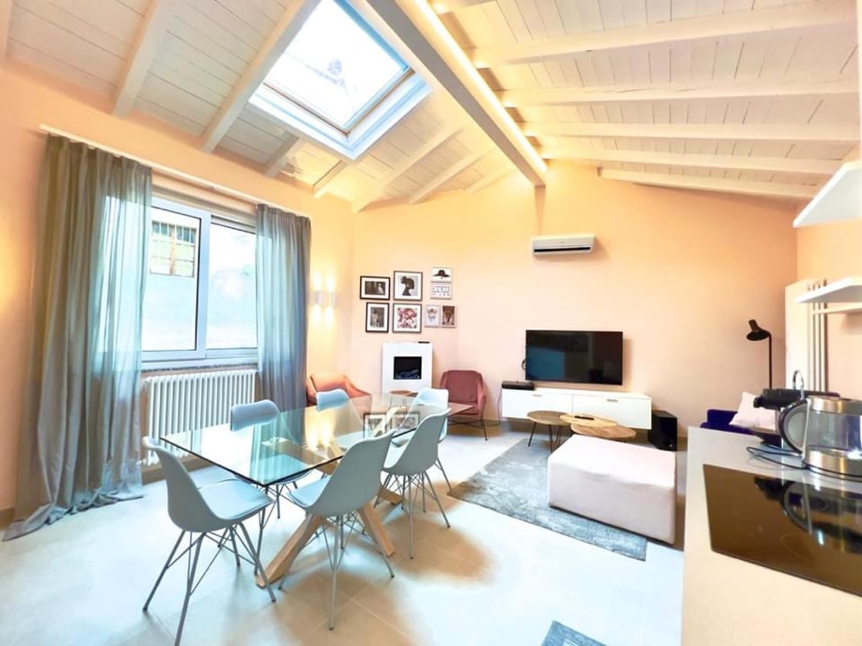 Communal lounge/ TV room, TV and multimedia, Living room, Seating area, Dining area, air conditioner