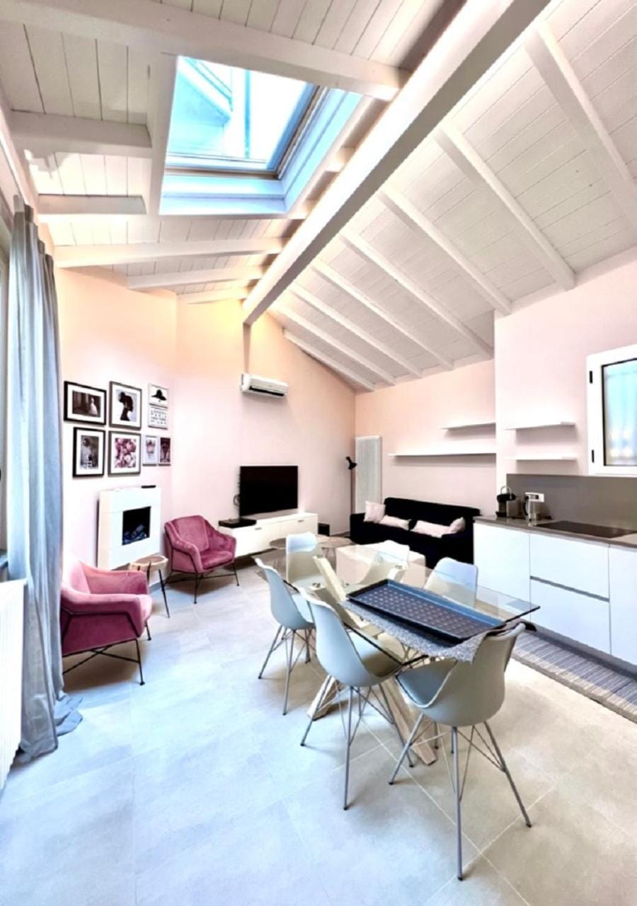 TV and multimedia, Kitchen or kitchenette, Living room, Seating area, Dining area