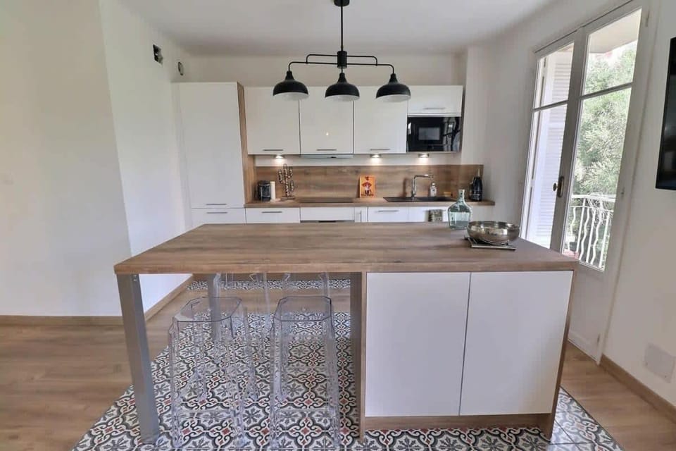 Kitchen or kitchenette, Dining area, dishwasher, microwave, stove