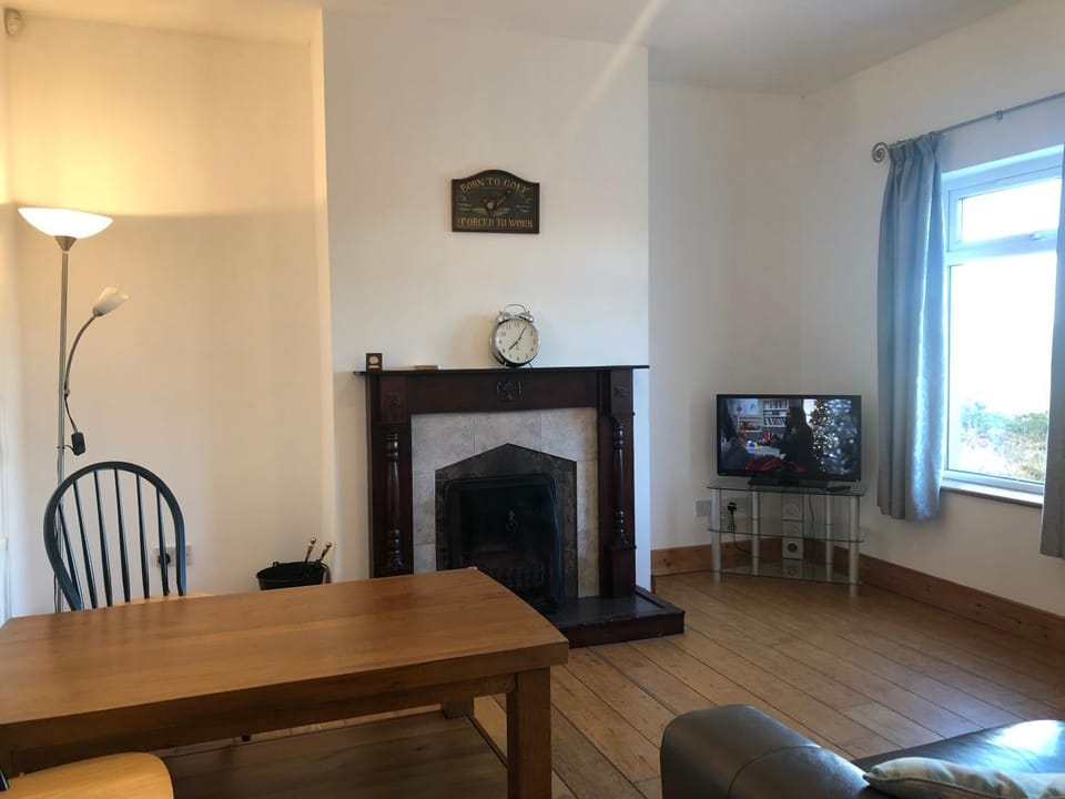 Communal lounge/ TV room, TV and multimedia, Living room, Seating area, Evening entertainment