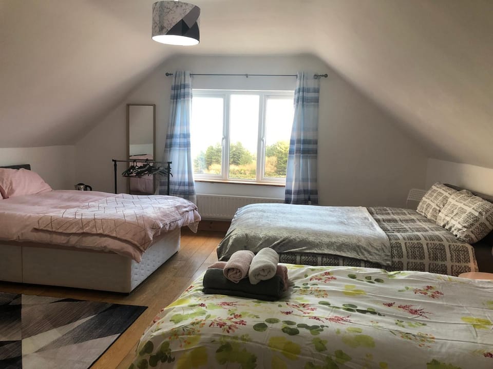 Bed, Photo of the whole room, Bedroom, towels