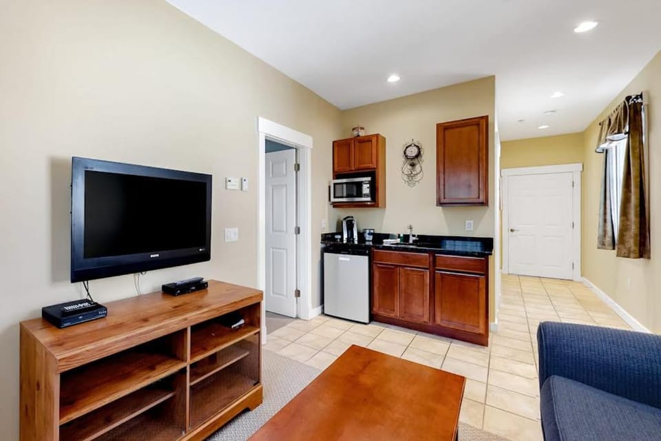 TV and multimedia, Kitchen or kitchenette, Living room