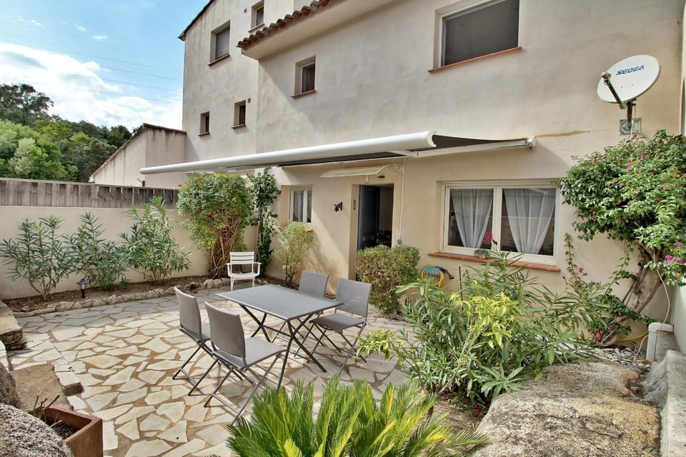 Property building, Patio, Facade/entrance