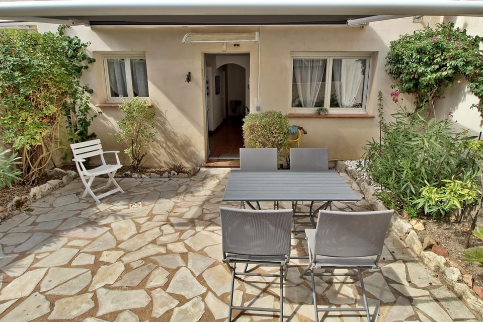 Patio, Facade/entrance