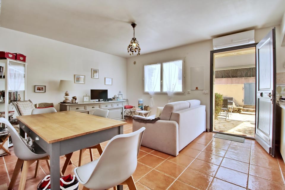 Living room, Dining area