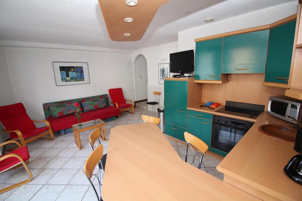 TV and multimedia, Kitchen or kitchenette, Living room, Dining area, oven, stove