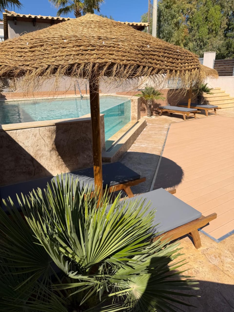 Swimming pool, sunbed